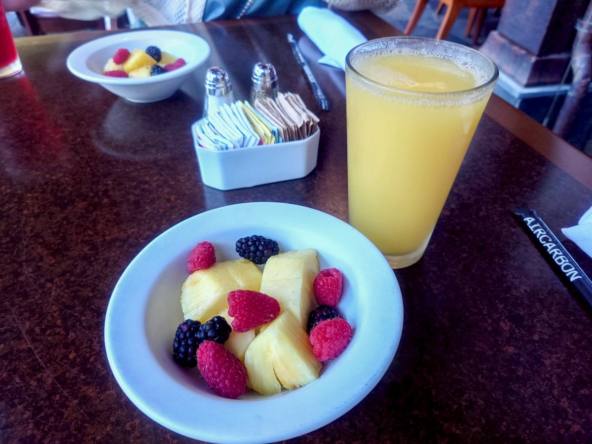 マカヒキ・アウラニ 前菜の新鮮な季節のフルーツ