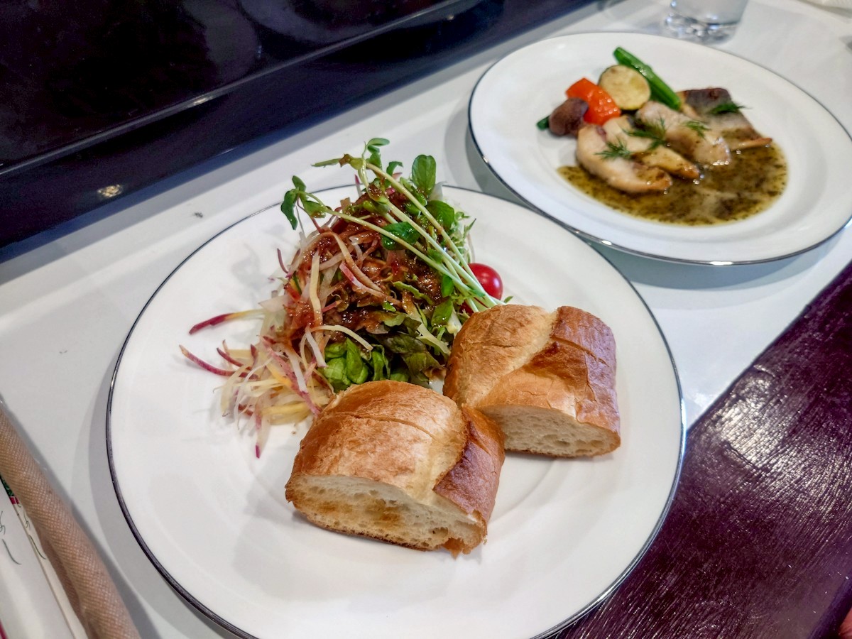 ポワレ 地魚のムニエルバジルソース