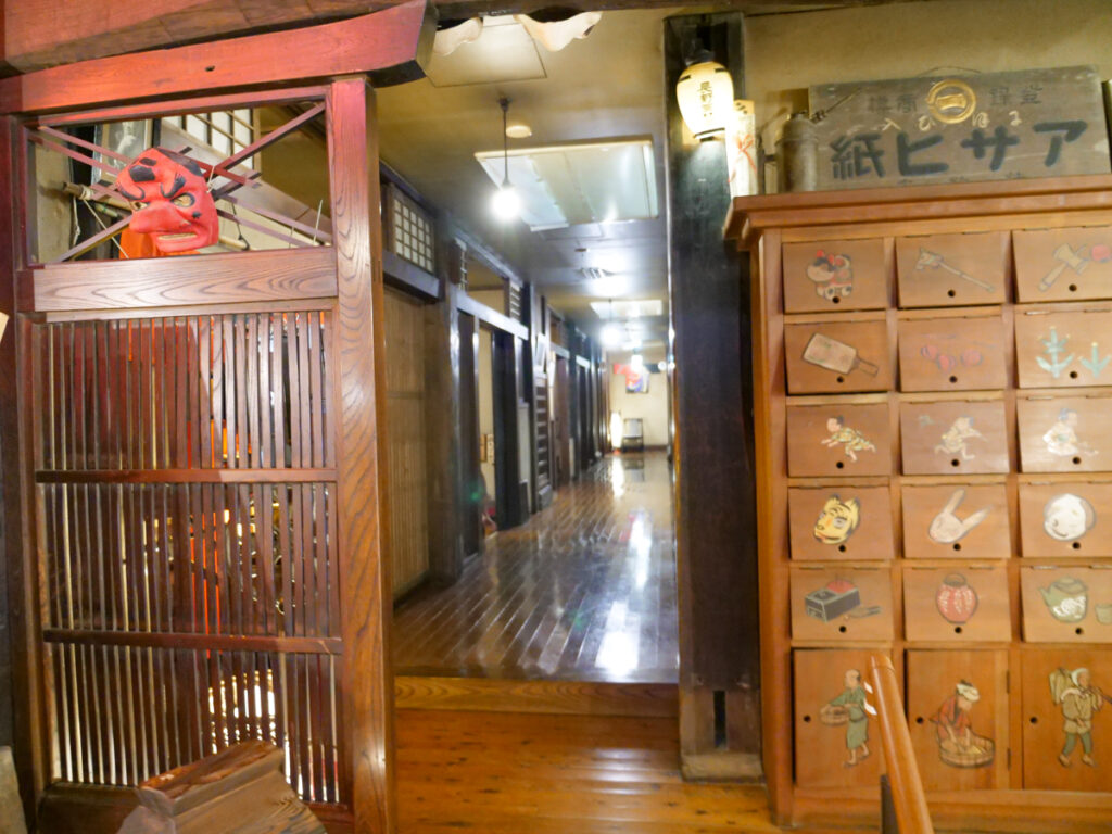 高尾山名主 ごん助店内