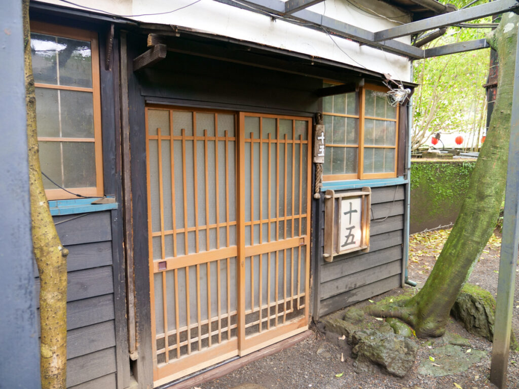 高尾山名主 ごん助店内