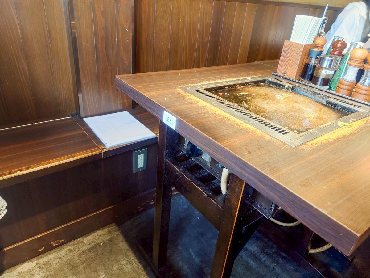 月島もんじゃ もへじ 上野 2階テーブル席の様子