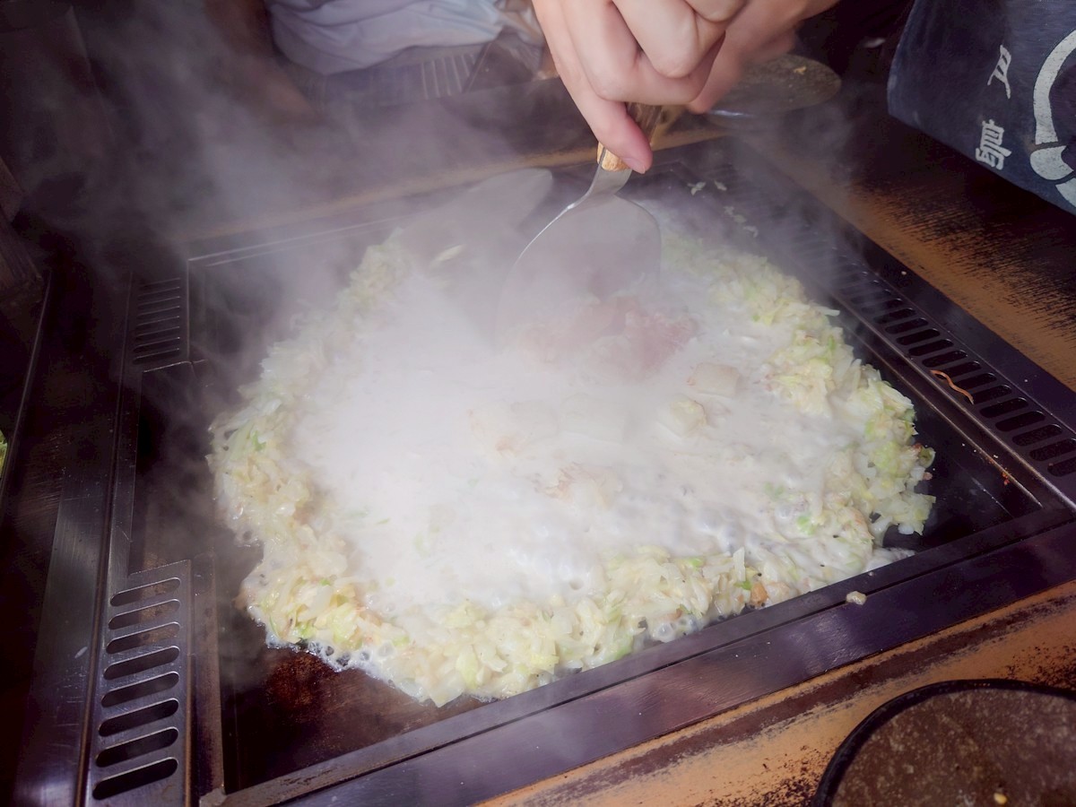 月島もんじゃ もへじ 上野 明太もんじゃを作っているところ