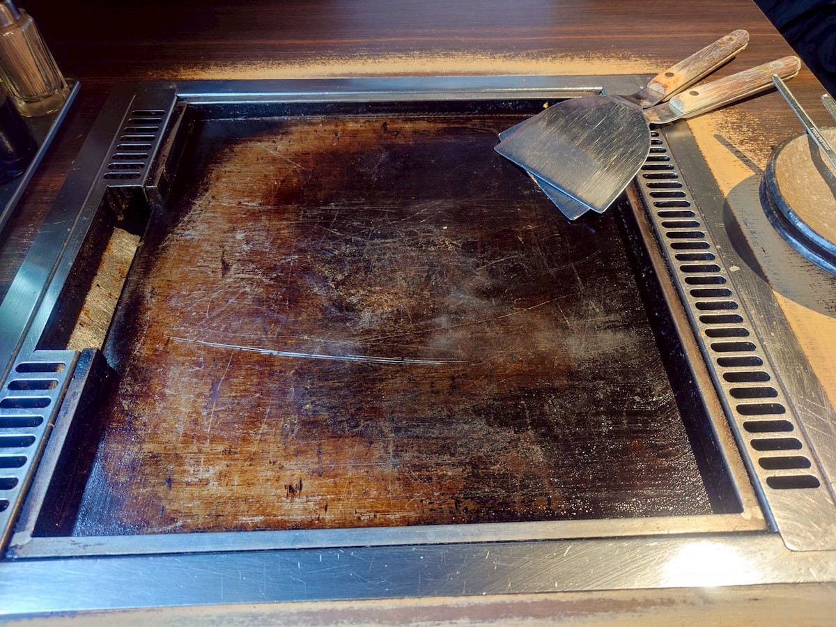 月島もんじゃ もへじ 上野 テーブルの鉄板