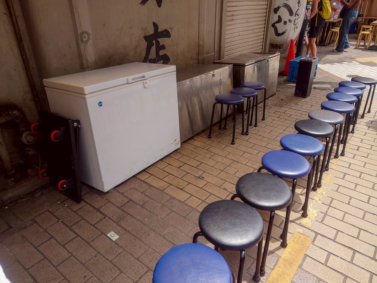 月島もんじゃ もへじ 上野 店舗前の待ち客用の椅子