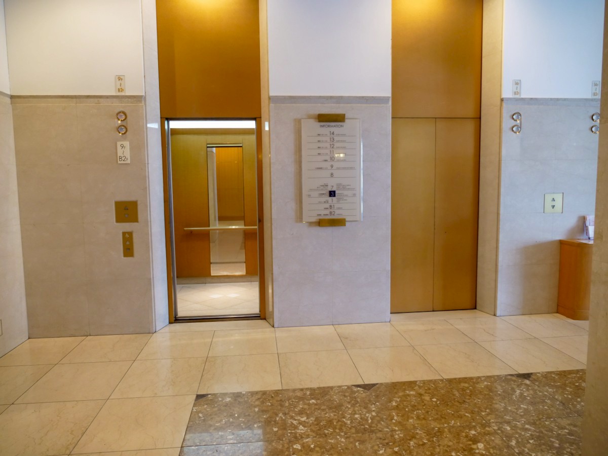 MONDO モンド 相模大野 7階へ上がるエレベーター