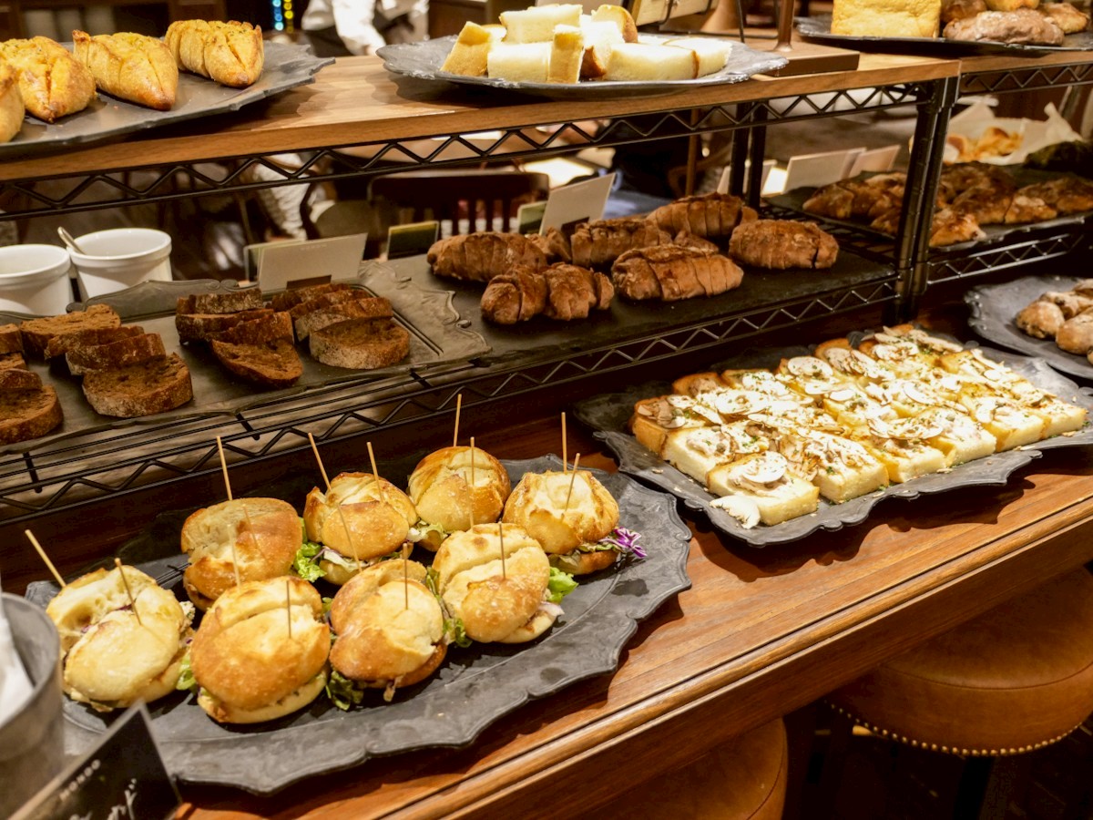 MONDO モンド 相模大野 ベーカリービュッフェの様子（パンコーナー）