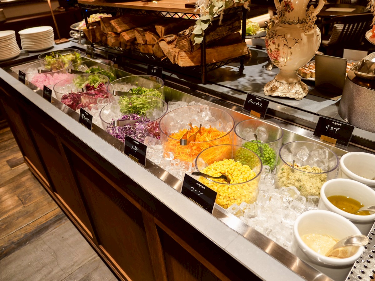 MONDO モンド 相模大野 ベーカリービュッフェの様子（サラダコーナー）