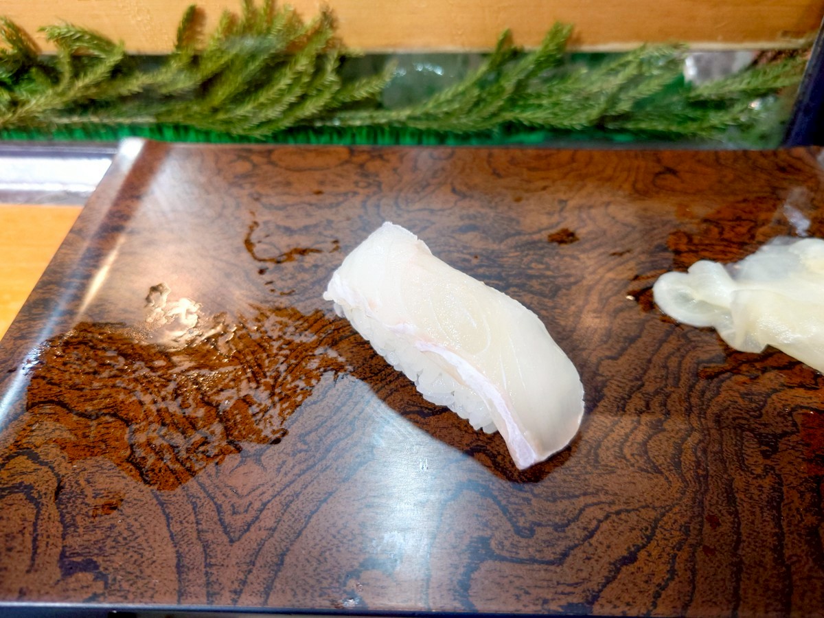 築地すし大本店 ひらめのにぎり