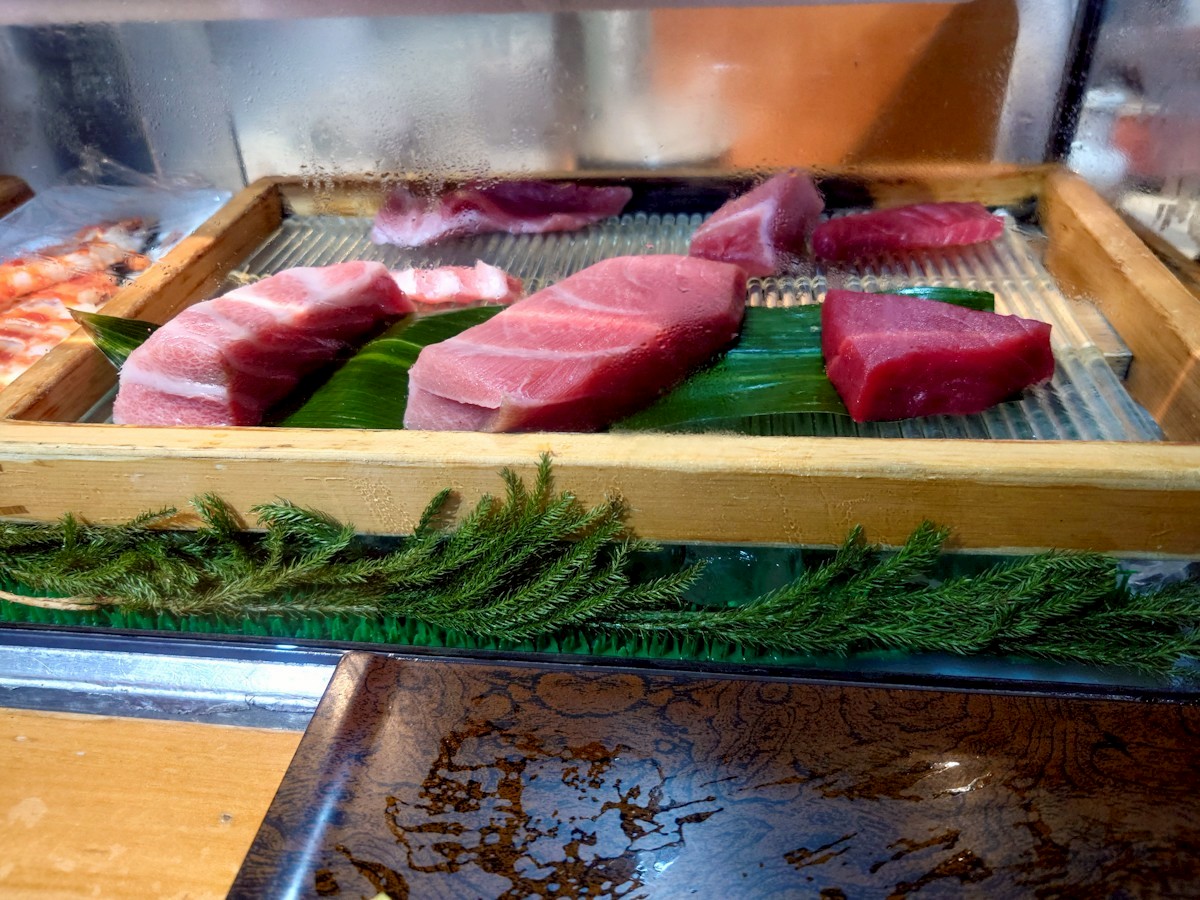 築地すし大本店 カウンター前のガラスケースの中の寿司ネタ