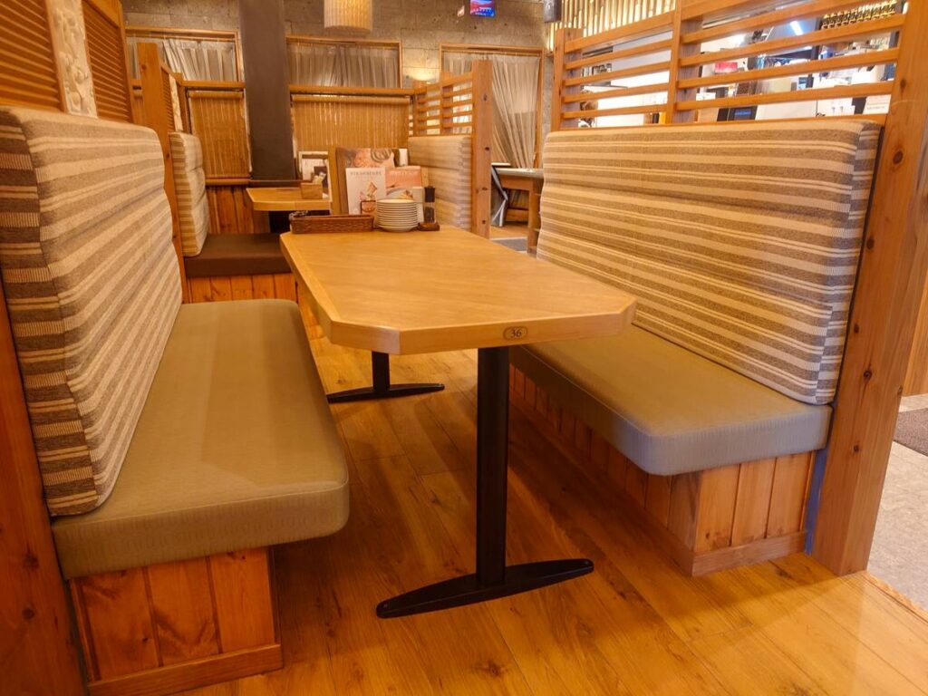 PISOLA伊勢原店のソファー席