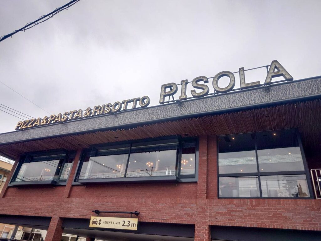 PISOLA伊勢原店のロゴ看板
