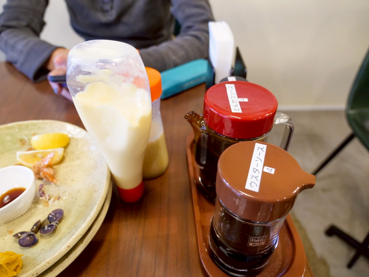 揚げもの屋 せんだい テーブルの調味料