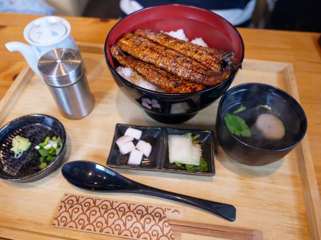 うな美のうな丼特とお吸い物・香の物のセット