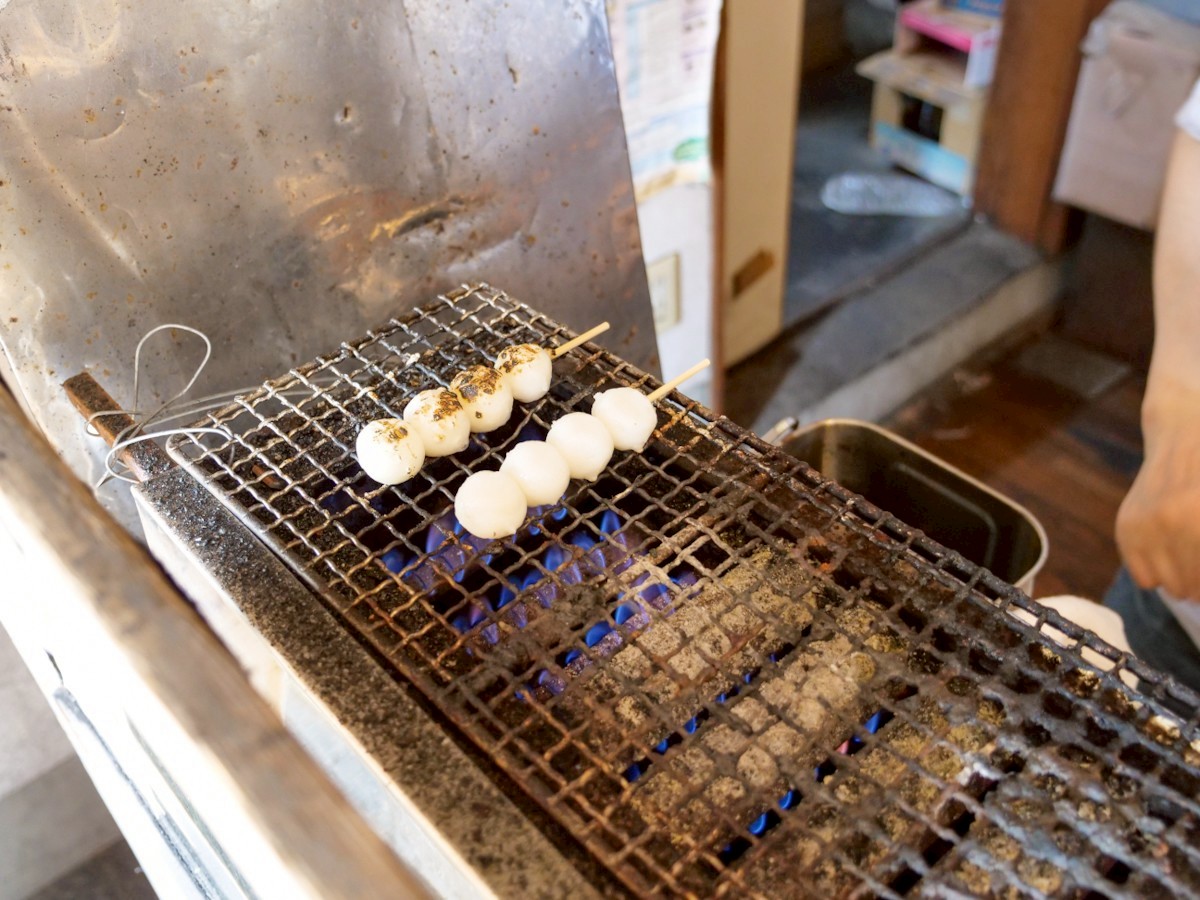 和菓子処 さわ泉 団子を焼いている様子