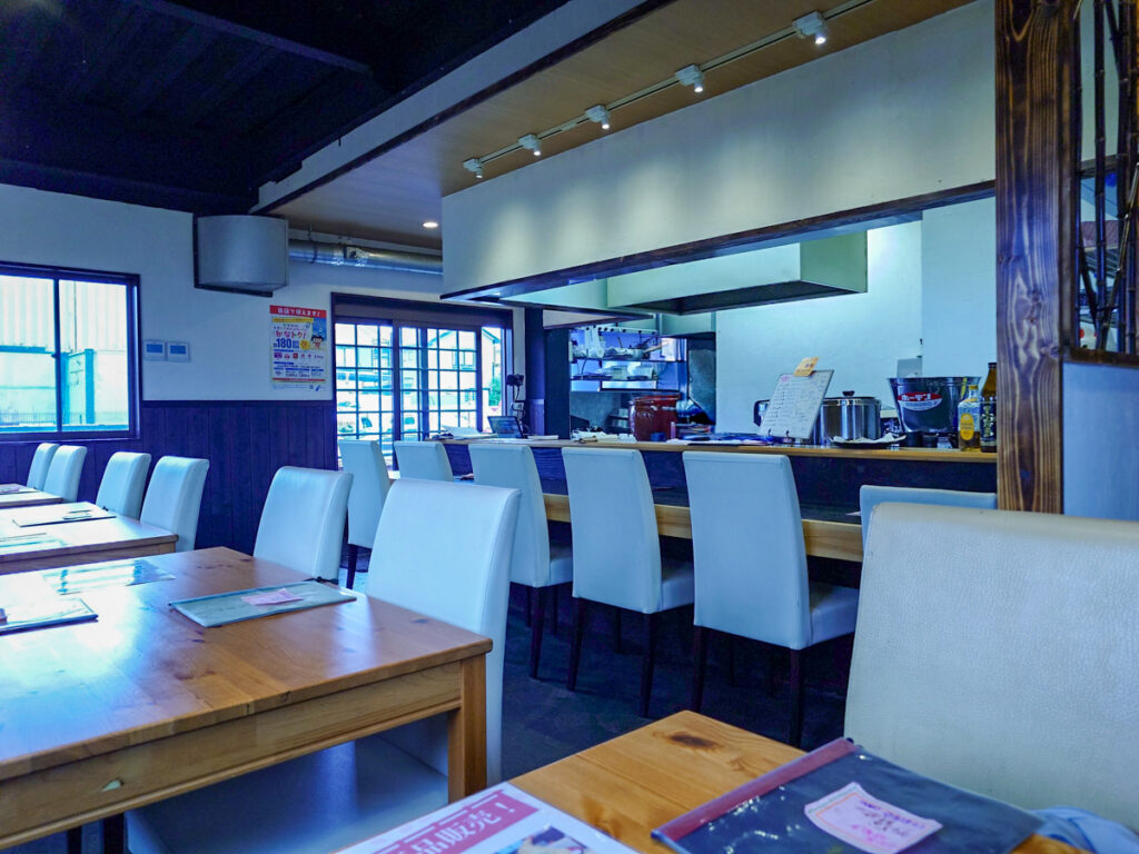 うな美のカウンター席がある落ち着いた店内
