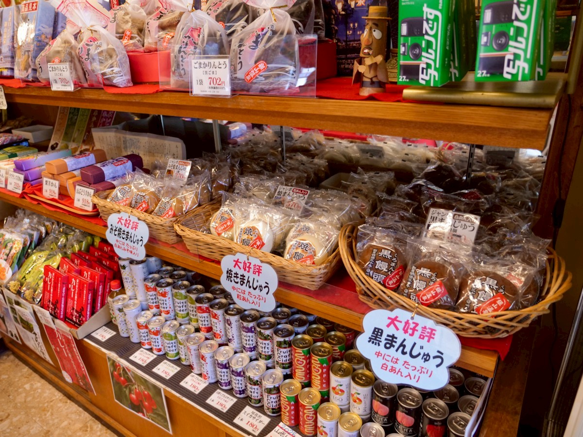 銀山温泉 めいゆう庵 店内の商品棚