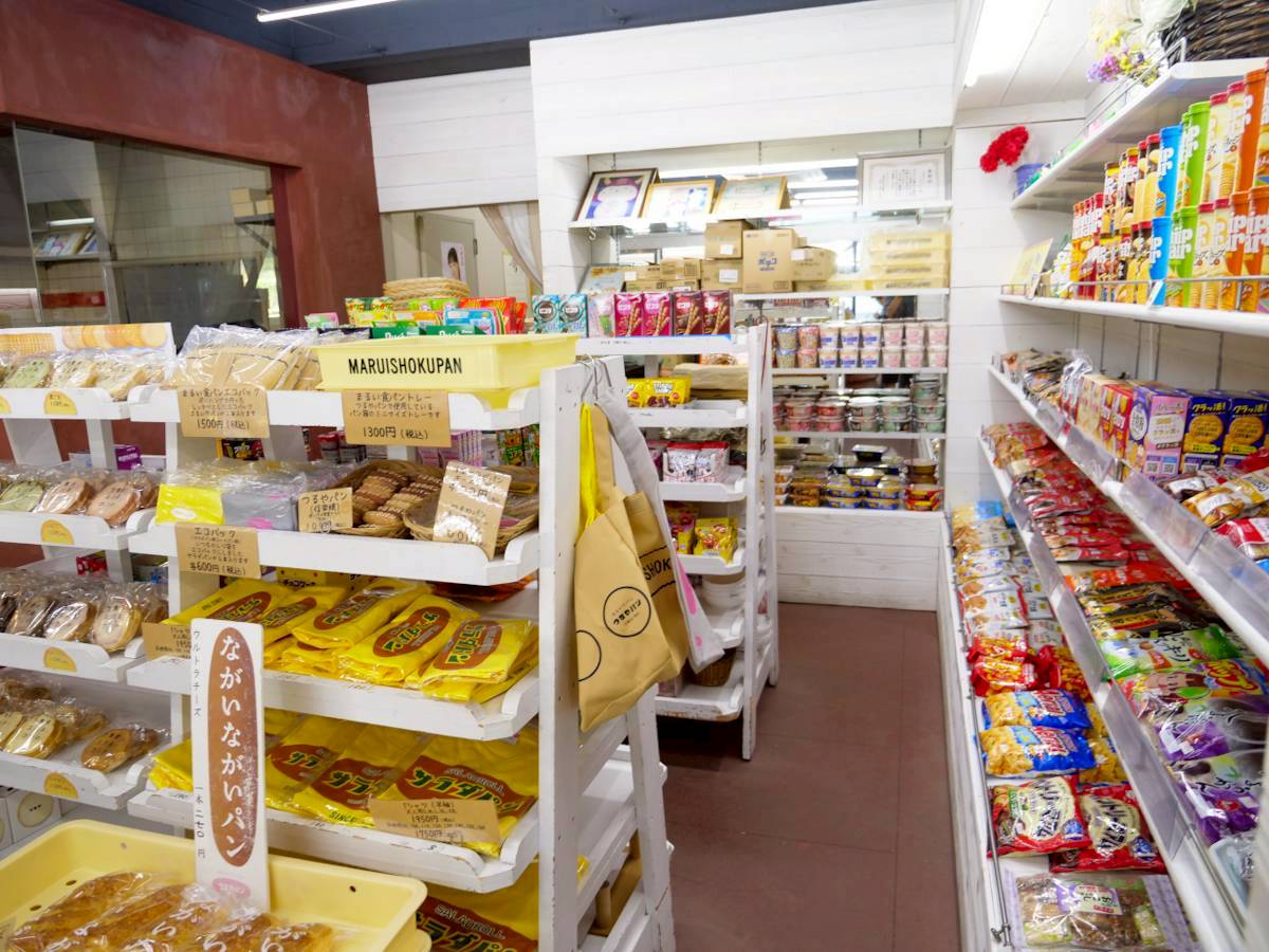 つるやパン 木之本本店 内観