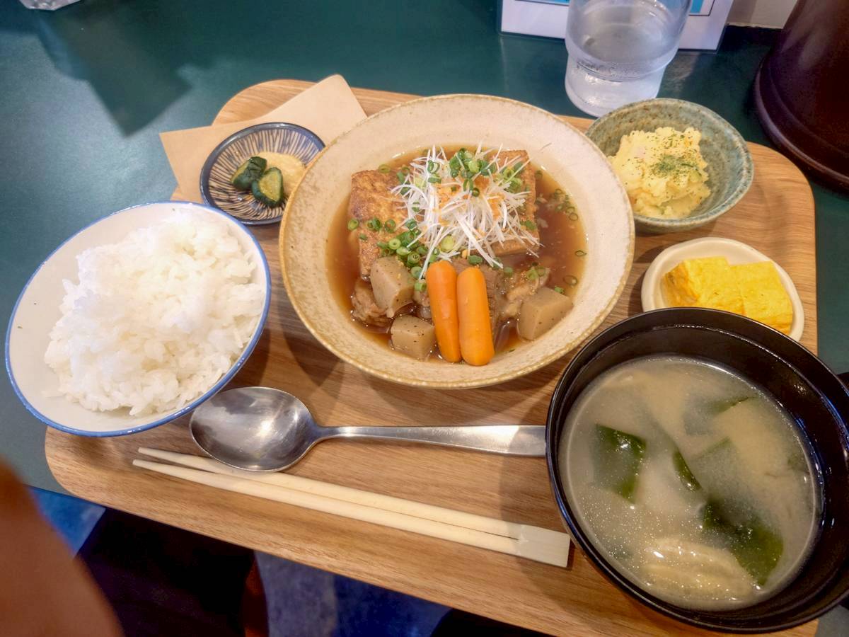 食堂アポロ 肉豆腐定食
