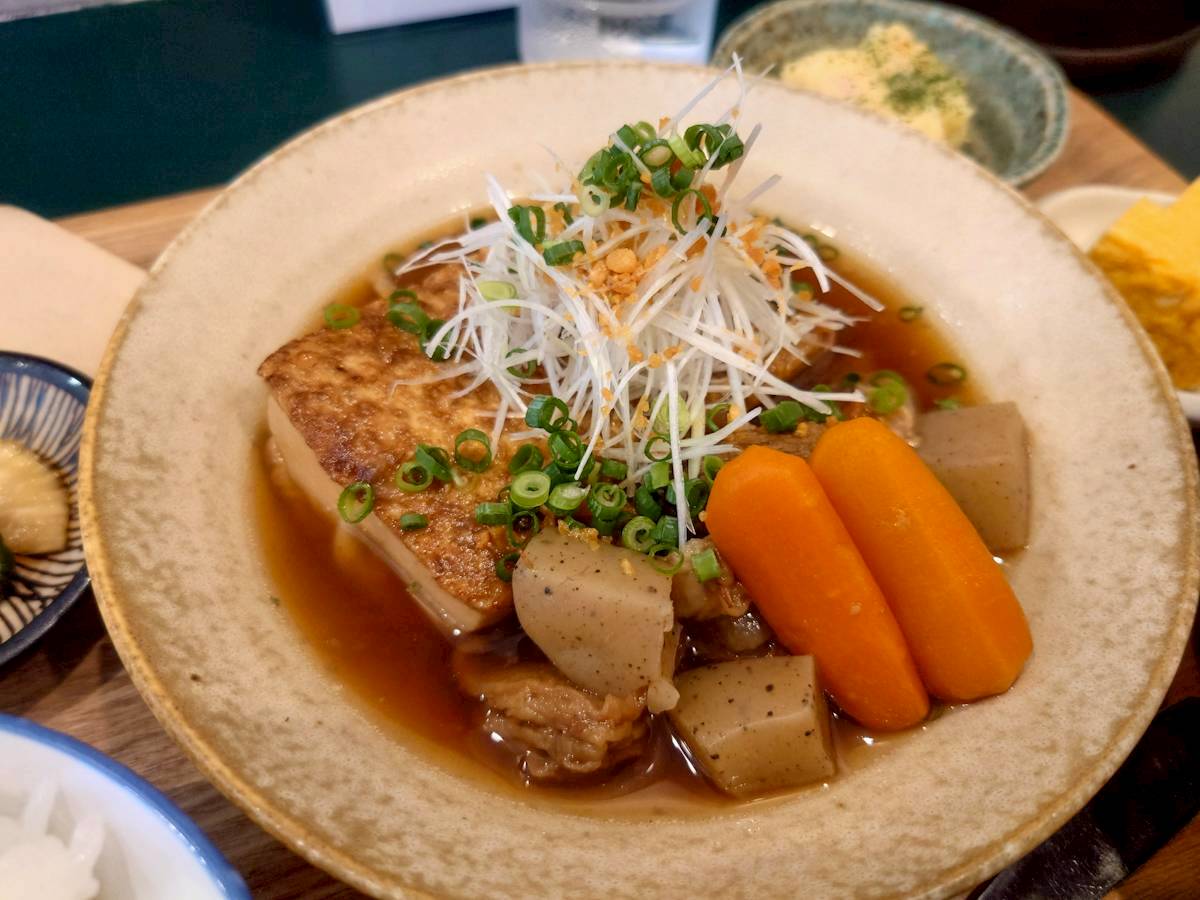 食堂アポロ 肉豆腐定食アップ画像