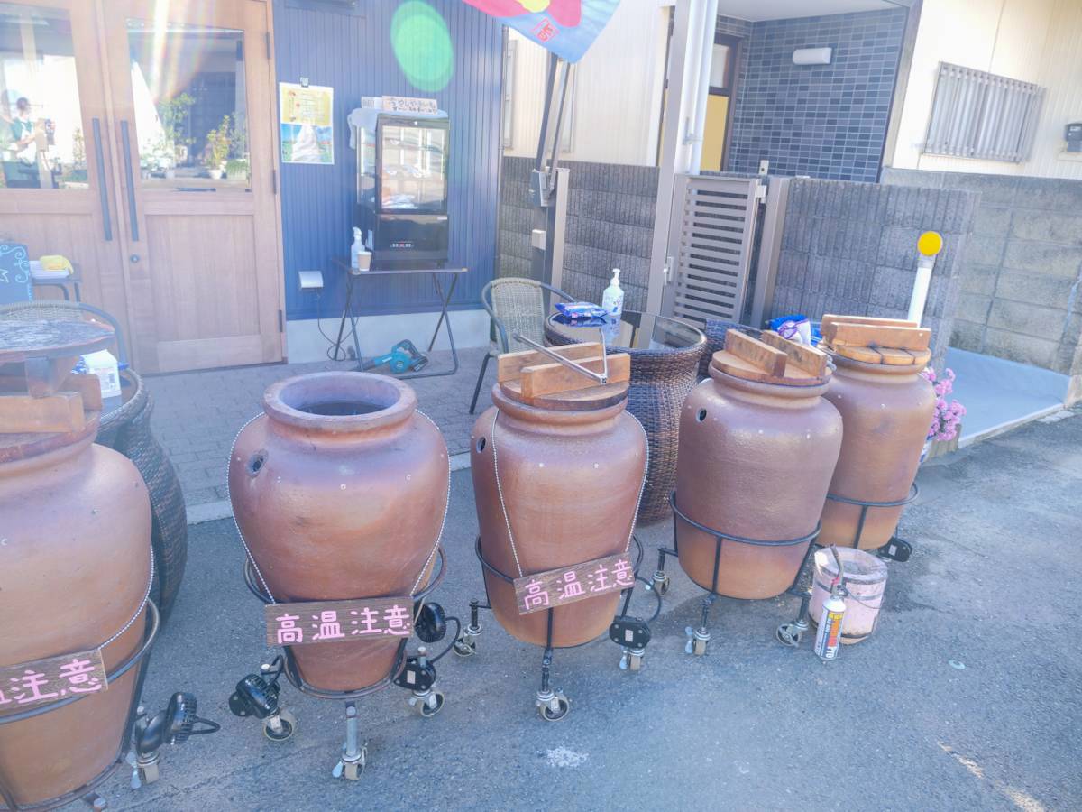 ファーム 堀江 つぼ焼き芋専門店 店の前の焼き芋のつぼ焼き用のつぼ