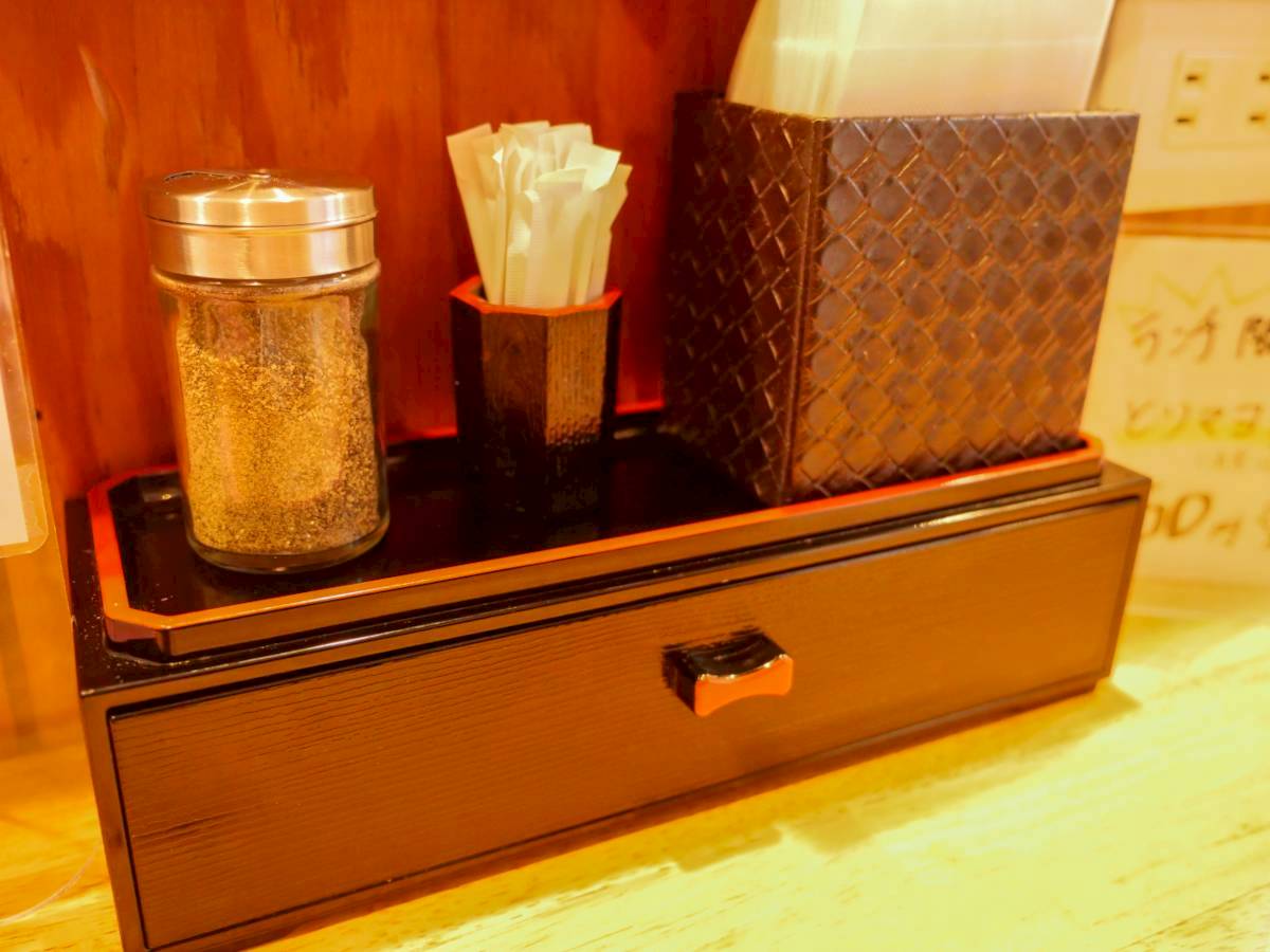 麺屋 ゆきひら カウンター上の備品