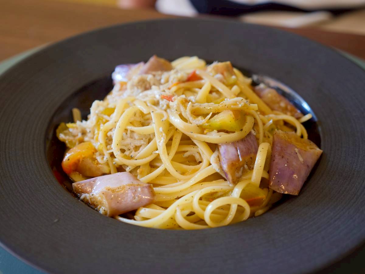 ラ・パチャーダ プリモのリングイネ（釜揚げしらす 揚げ茄子 フレッシュトマトのアーリオオーリオ）